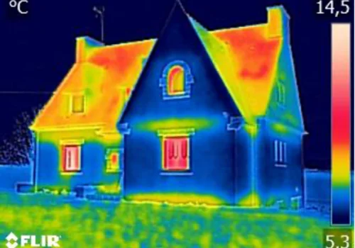 Photo d'une maison réalisée par la caméra thermique